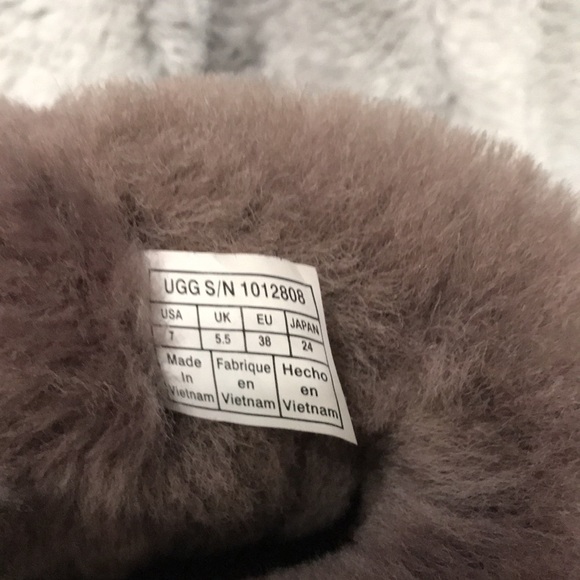 Ugg Bailey Bow short boots size womens 7.  They may have been worn once. - Picture 6 of 7